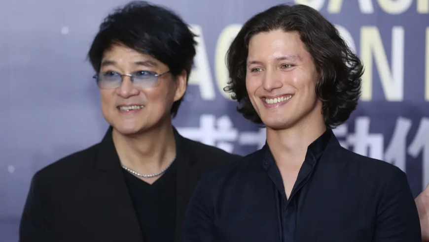 在长城偶遇台湾女生唠了个超甜的嗑,澚门六开奖结果查询免费,决策资料解释落实_开发版V12.79